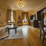 Elegant Retreat In Sinaia Mocioni Square